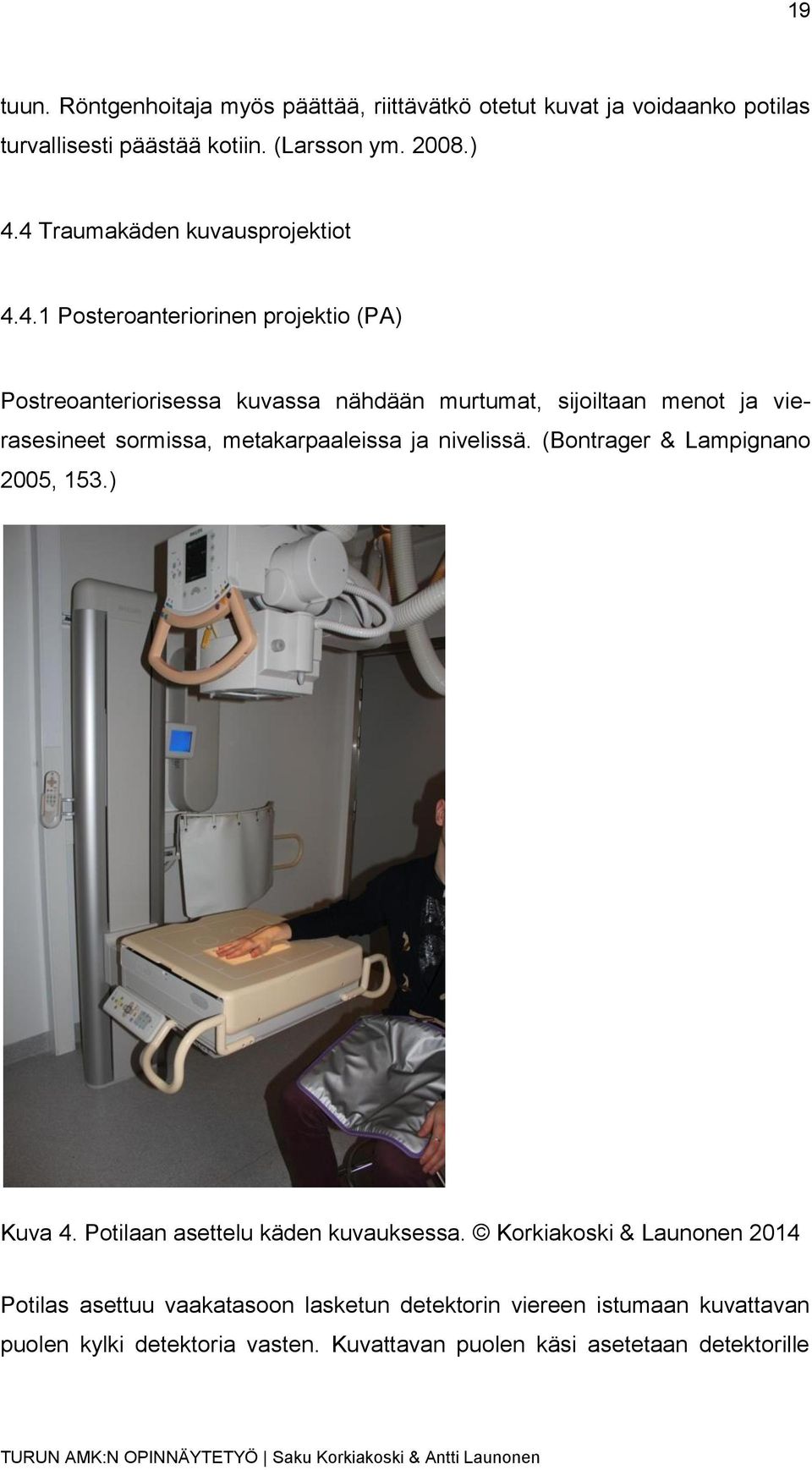 vierasesineet sormissa, metakarpaaleissa ja nivelissä. (Bontrager & Lampignano 2005, 153.) Kuva 4. Potilaan asettelu käden kuvauksessa.