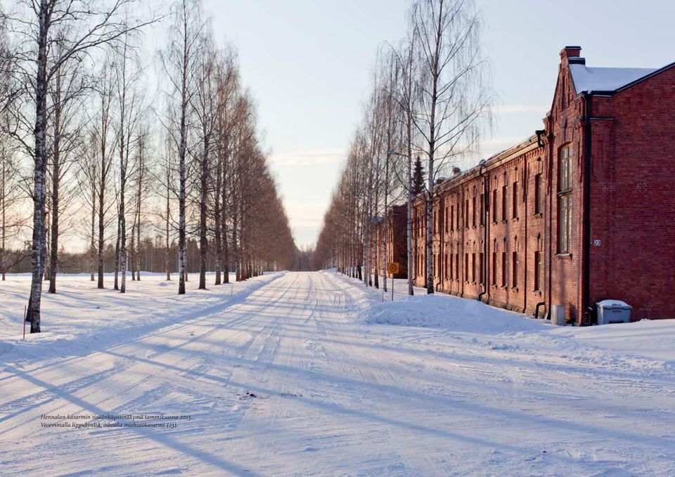 Vasemmalla lippukenttä, oikealla