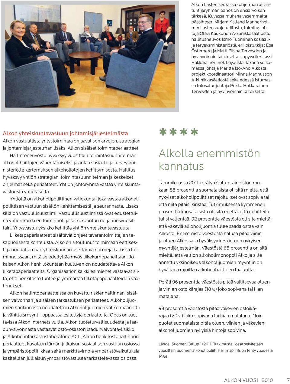 terveysministeriöstä, erikoistutkijat Esa Österberg ja Matti Piispa Terveyden ja hyvinvoinnin laitokselta, copywriter Lassi Hakkarainen Sek Loyalista, takana seisomassa johtaja Maritta Iso-Aho