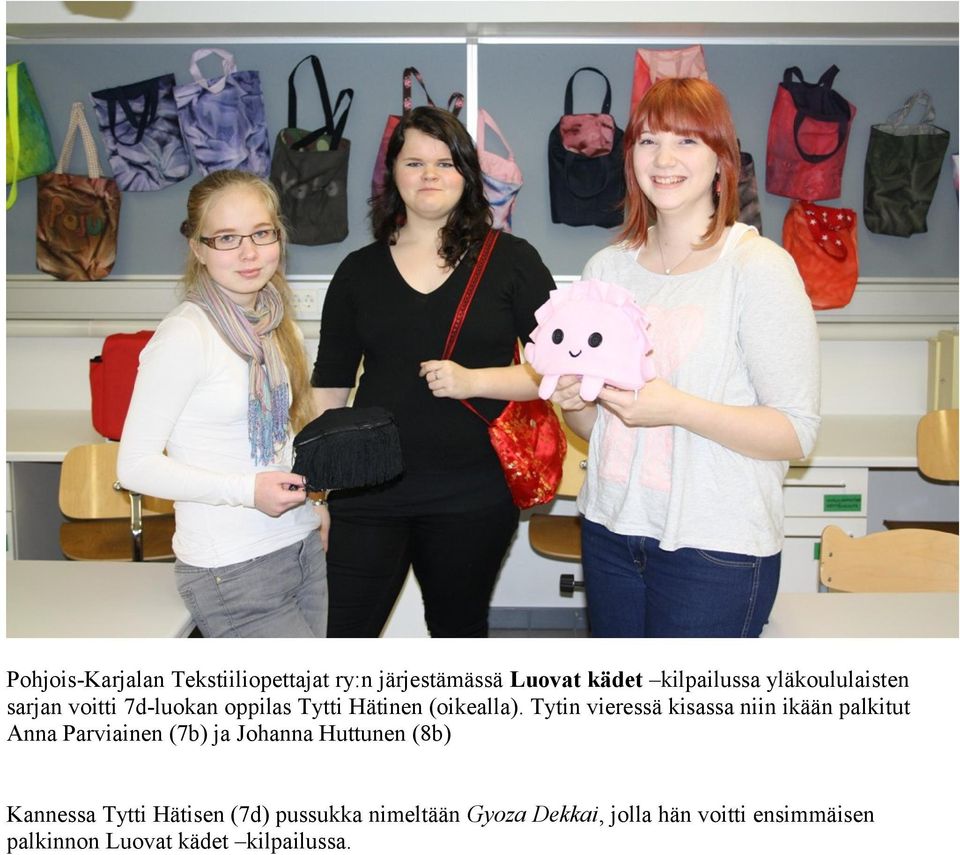 Tytin vieressä kisassa niin ikään palkitut Anna Parviainen (7b) ja Johanna Huttunen (8b)