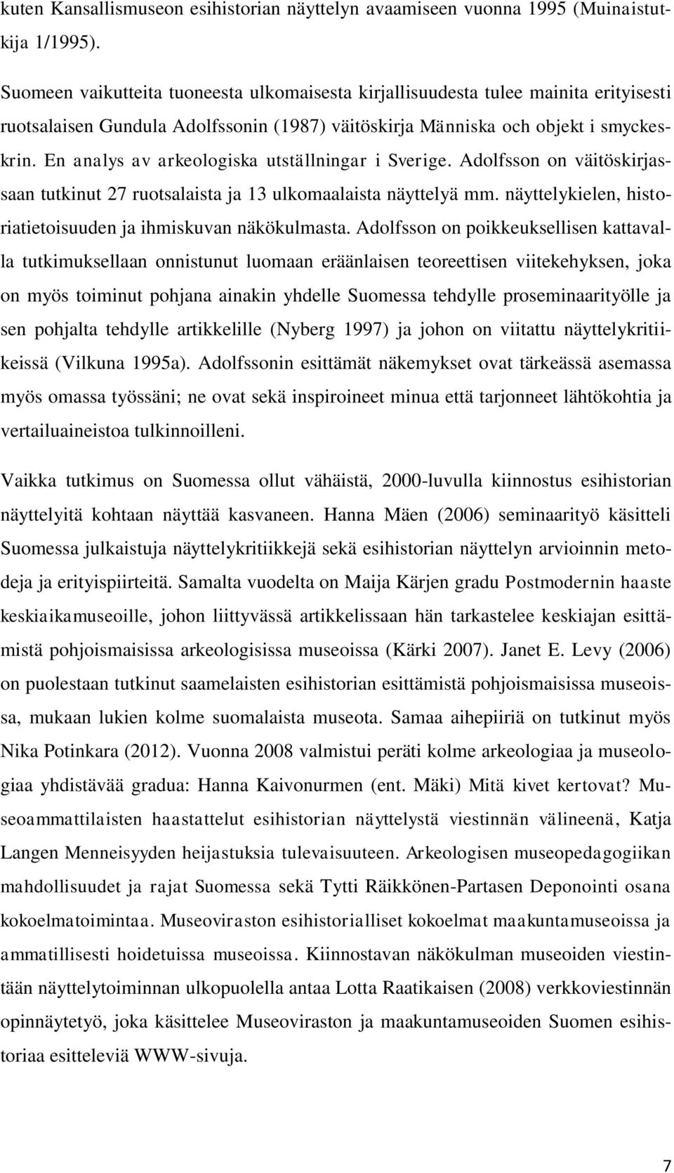 En analys av arkeologiska utställningar i Sverige. Adolfsson on väitöskirjassaan tutkinut 27 ruotsalaista ja 13 ulkomaalaista näyttelyä mm.