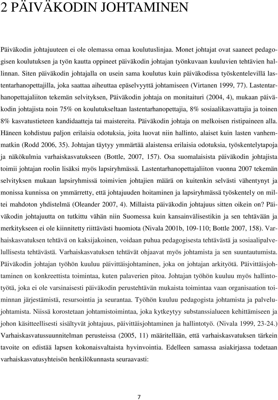 Siten päiväkodin johtajalla on usein sama koulutus kuin päiväkodissa työskentelevillä lastentarhanopettajilla, joka saattaa aiheuttaa epäselvyyttä johtamiseen (Virtanen 1999, 77).