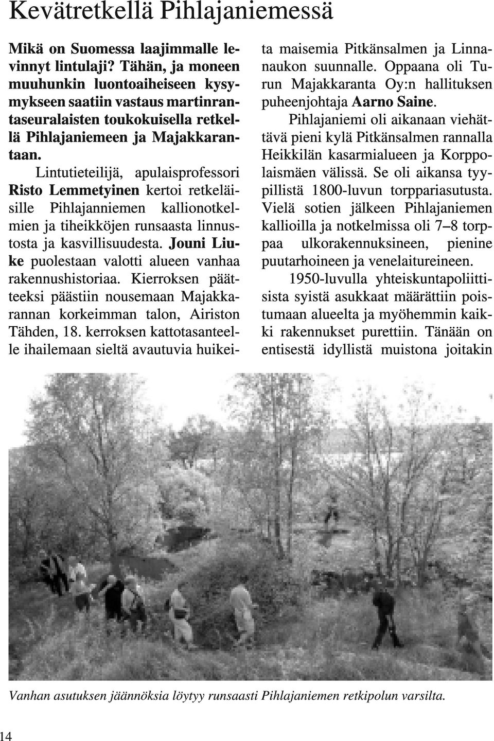 Lintutieteilijä, apulaisprofessori Risto Lemmetyinen kertoi retkeläisille Pihlajanniemen kallionotkelmien ja tiheikköjen runsaasta linnustosta ja kasvillisuudesta.