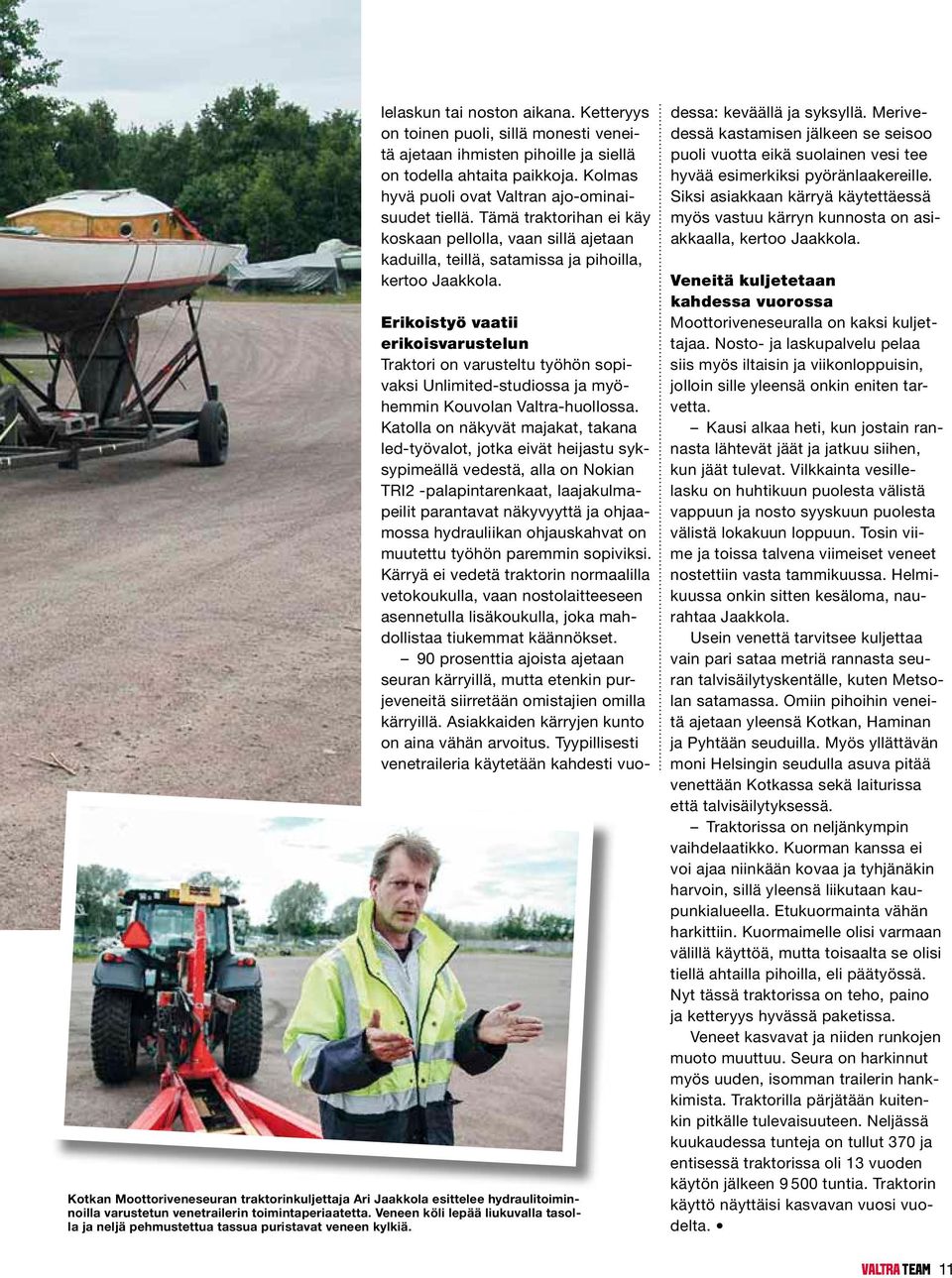 Kotkan Moottoriveneseuran traktorinkuljettaja Ari Jaakkola esittelee hydraulitoiminnoilla varustetun venetrailerin toimintaperiaatetta.
