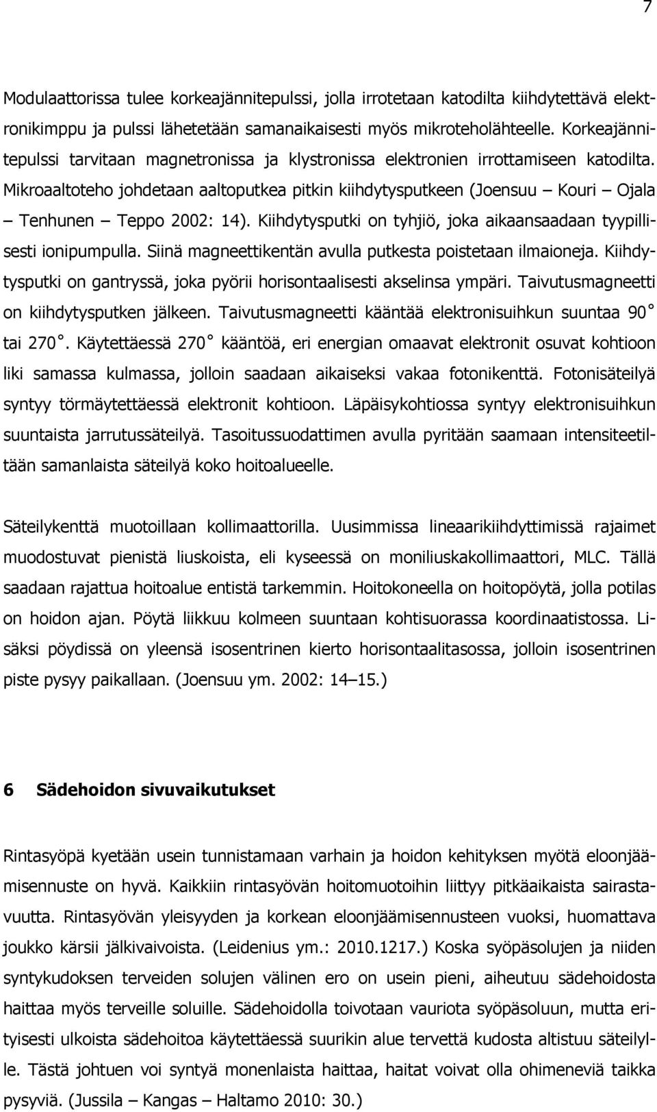 Mikroaaltoteho johdetaan aaltoputkea pitkin kiihdytysputkeen (Joensuu Kouri Ojala Tenhunen Teppo 2002: 14). Kiihdytysputki on tyhjiö, joka aikaansaadaan tyypillisesti ionipumpulla.