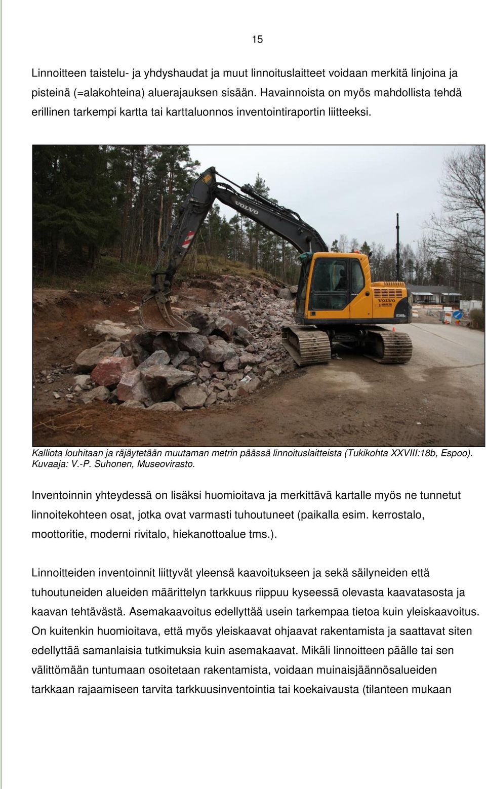 Kalliota louhitaan ja räjäytetään muutaman metrin päässä linnoituslaitteista (Tukikohta XXVIII:18b, Espoo). Kuvaaja: V.-P. Suhonen, Museovirasto.