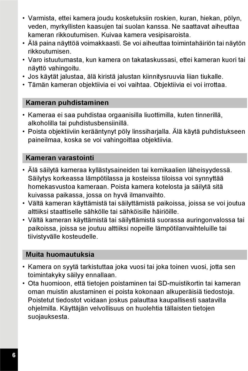 Jos käytät jalustaa, älä kiristä jalustan kiinnitysruuvia liian tiukalle. Tämän kameran objektiivia ei voi vaihtaa. Objektiivia ei voi irrottaa.