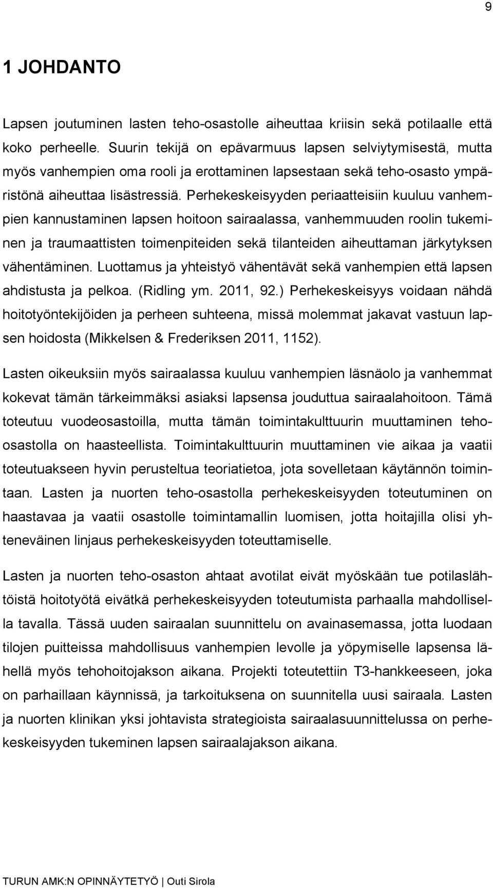 Perhekeskeisyyden periaatteisiin kuuluu vanhempien kannustaminen lapsen hoitoon sairaalassa, vanhemmuuden roolin tukeminen ja traumaattisten toimenpiteiden sekä tilanteiden aiheuttaman järkytyksen