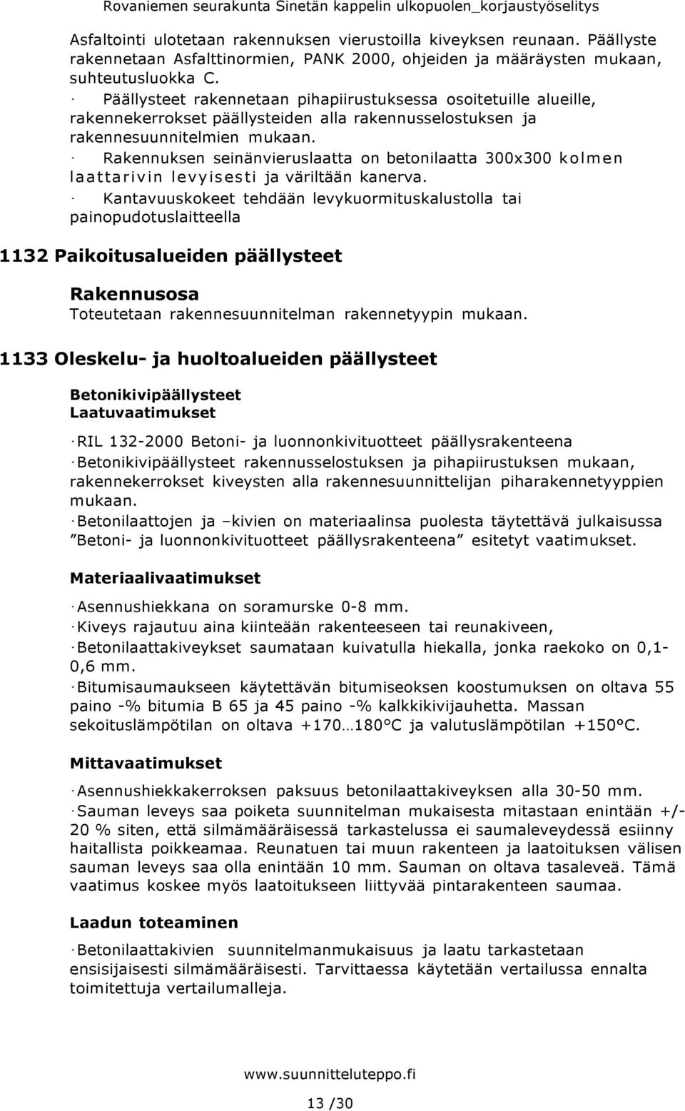 Rakennuksen seinänvieruslaatta on betonilaatta 300x300 kolmen laattarivin levyisesti ja väriltään kanerva.