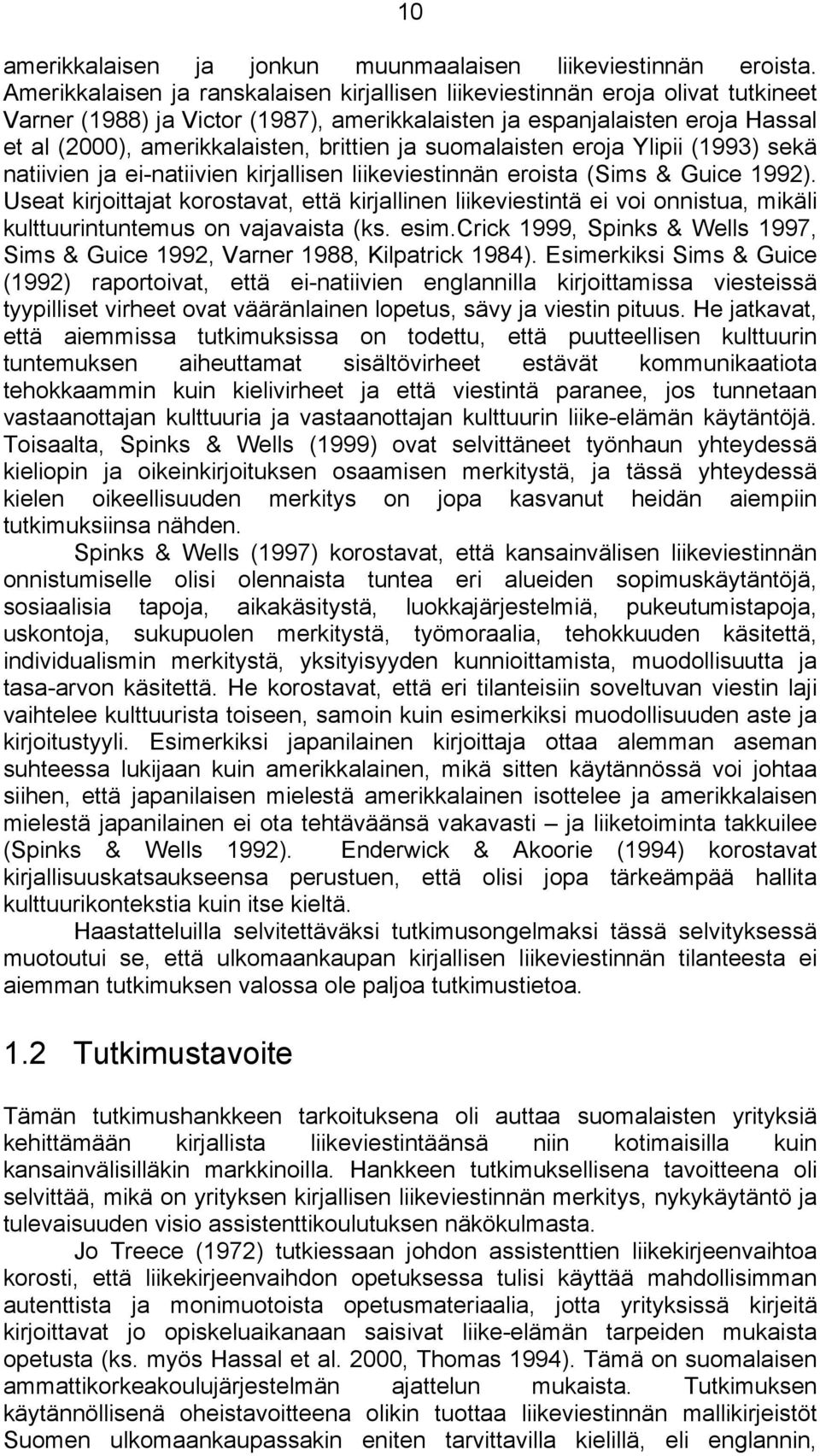 brittien ja suomalaisten eroja Ylipii (1993) sekä natiivien ja ei-natiivien kirjallisen liikeviestinnän eroista (Sims & Guice 1992).