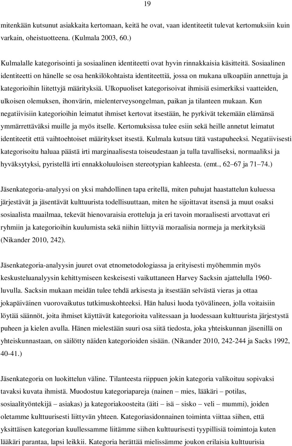 Sosiaalinen identiteetti on hänelle se osa henkilökohtaista identiteettiä, jossa on mukana ulkoapäin annettuja ja kategorioihin liitettyjä määrityksiä.