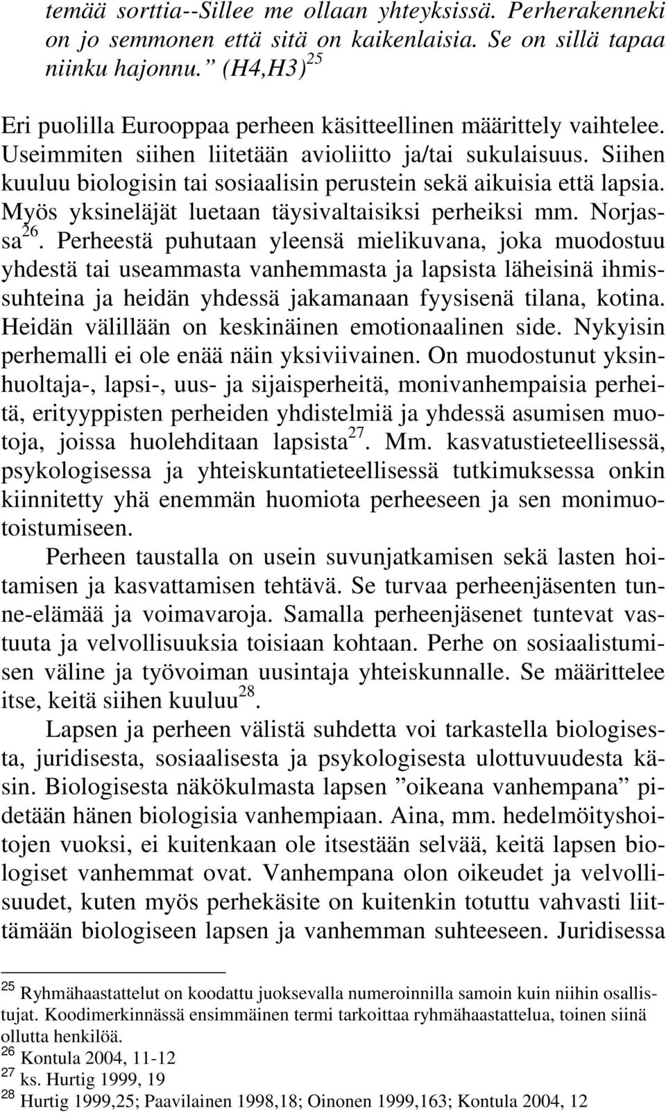 Siihen kuuluu biologisin tai sosiaalisin perustein sekä aikuisia että lapsia. Myös yksineläjät luetaan täysivaltaisiksi perheiksi mm. Norjassa 26.