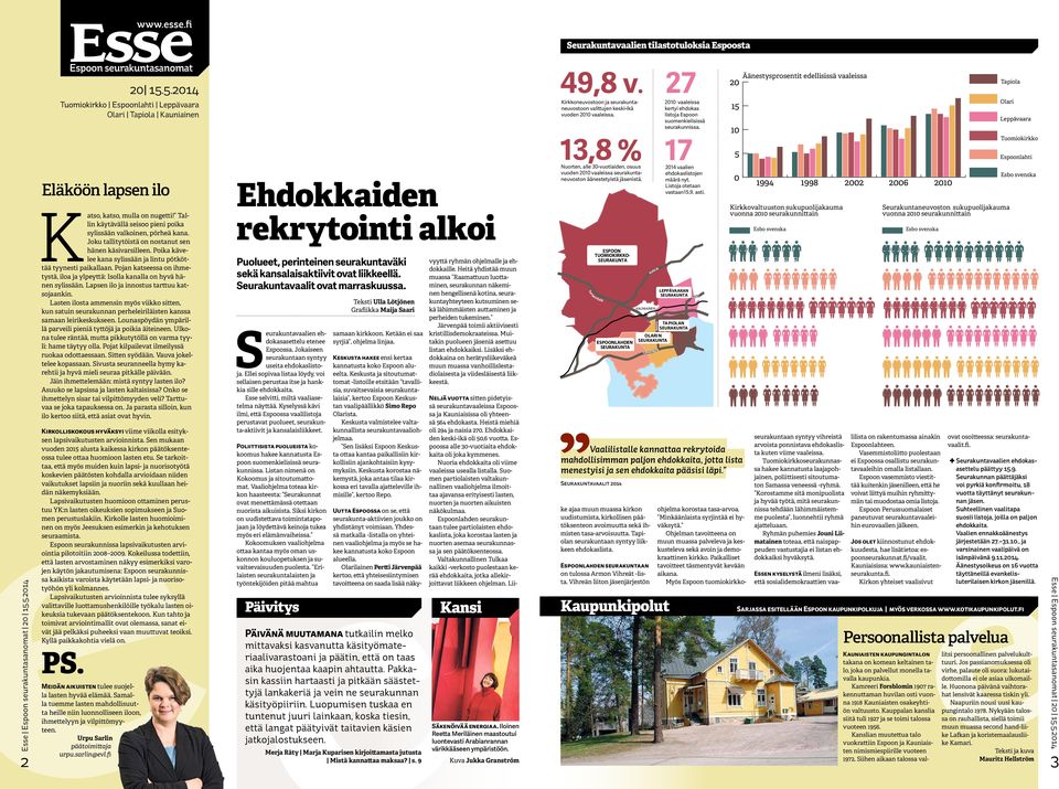 Joku tallitytöistä on nostanut sen hänen käsivarsilleen. Poika kävelee kana sylissään ja lintu pötköttää tyynesti paikallaan.