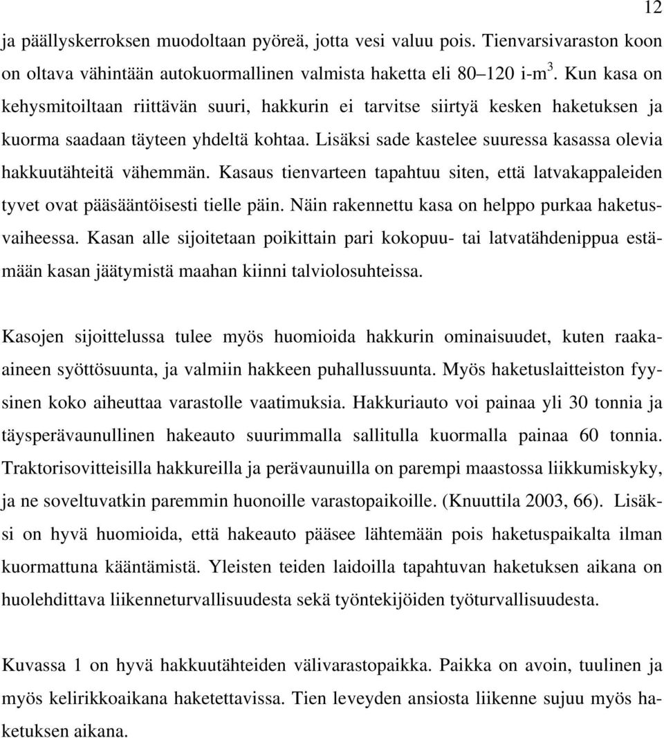 Lisäksi sade kastelee suuressa kasassa olevia hakkuutähteitä vähemmän. Kasaus tienvarteen tapahtuu siten, että latvakappaleiden tyvet ovat pääsääntöisesti tielle päin.