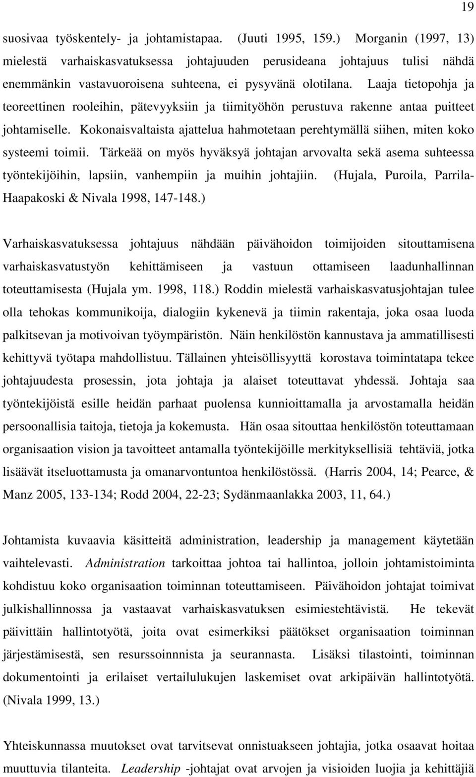 Laaja tietopohja ja teoreettinen rooleihin, pätevyyksiin ja tiimityöhön perustuva rakenne antaa puitteet johtamiselle.