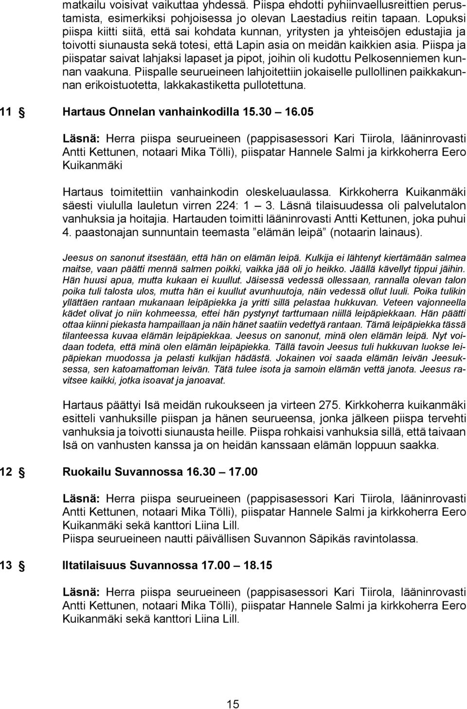 Piispa ja piispatar saivat lahjaksi lapaset ja pipot, joihin oli kudottu Pelkosenniemen kunnan vaakuna.