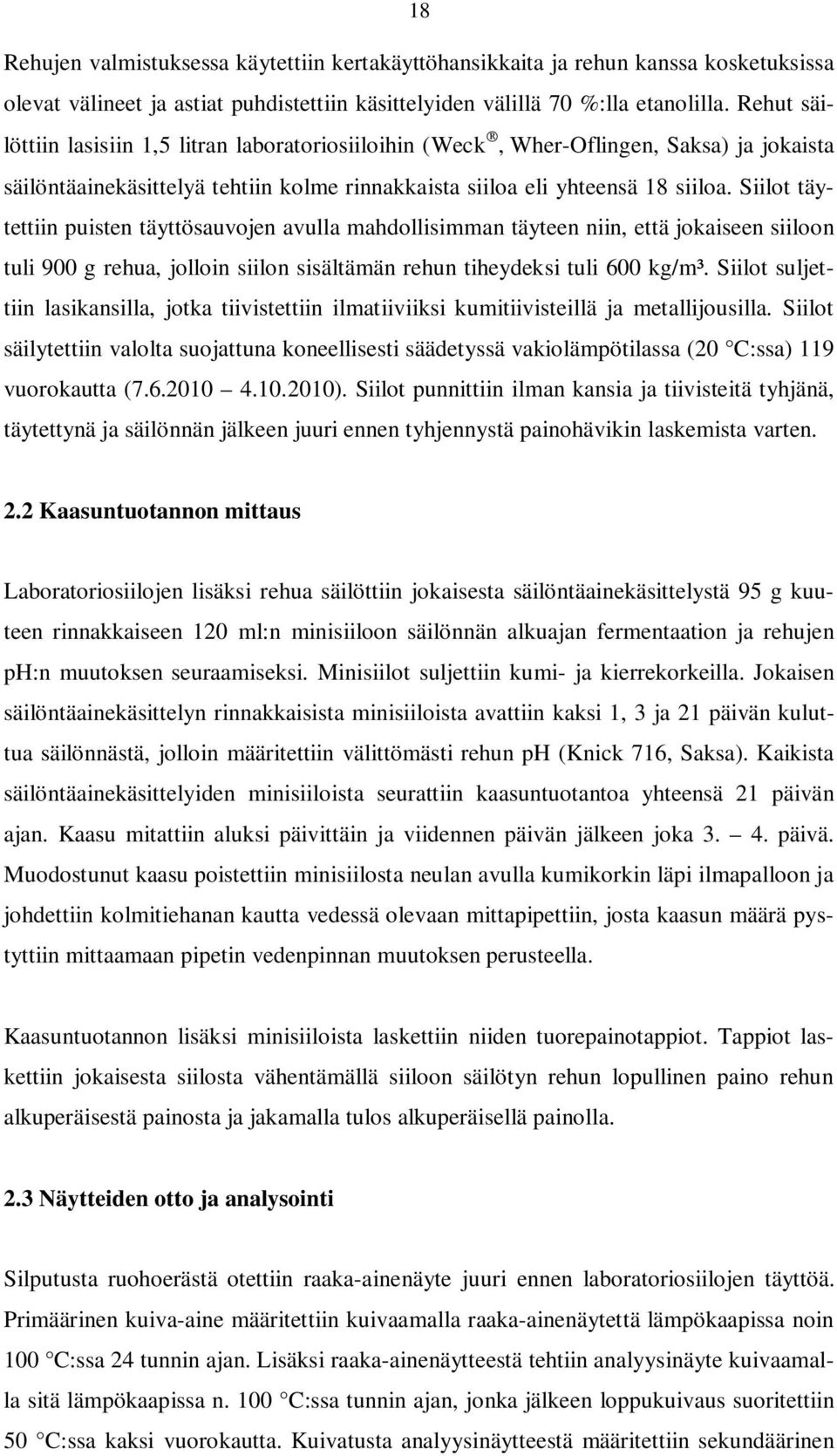 Siilot täytettiin puisten täyttösauvojen avulla mahdollisimman täyteen niin, että jokaiseen siiloon tuli 900 g rehua, jolloin siilon sisältämän rehun tiheydeksi tuli 600 kg/m³.