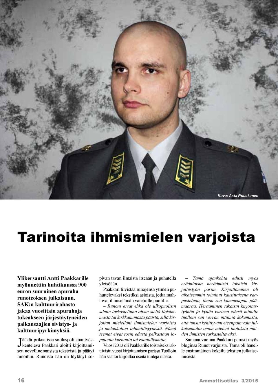 Jääkäriprikaatissa sotilaspoliisina työskentelevä Paakkari aloitti kirjoittamisen novellinomaisista teksteistä ja päätyi runoihin.