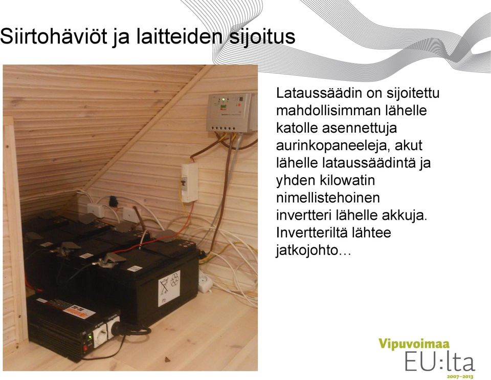 aurinkopaneeleja, akut lähelle lataussäädintä ja yhden