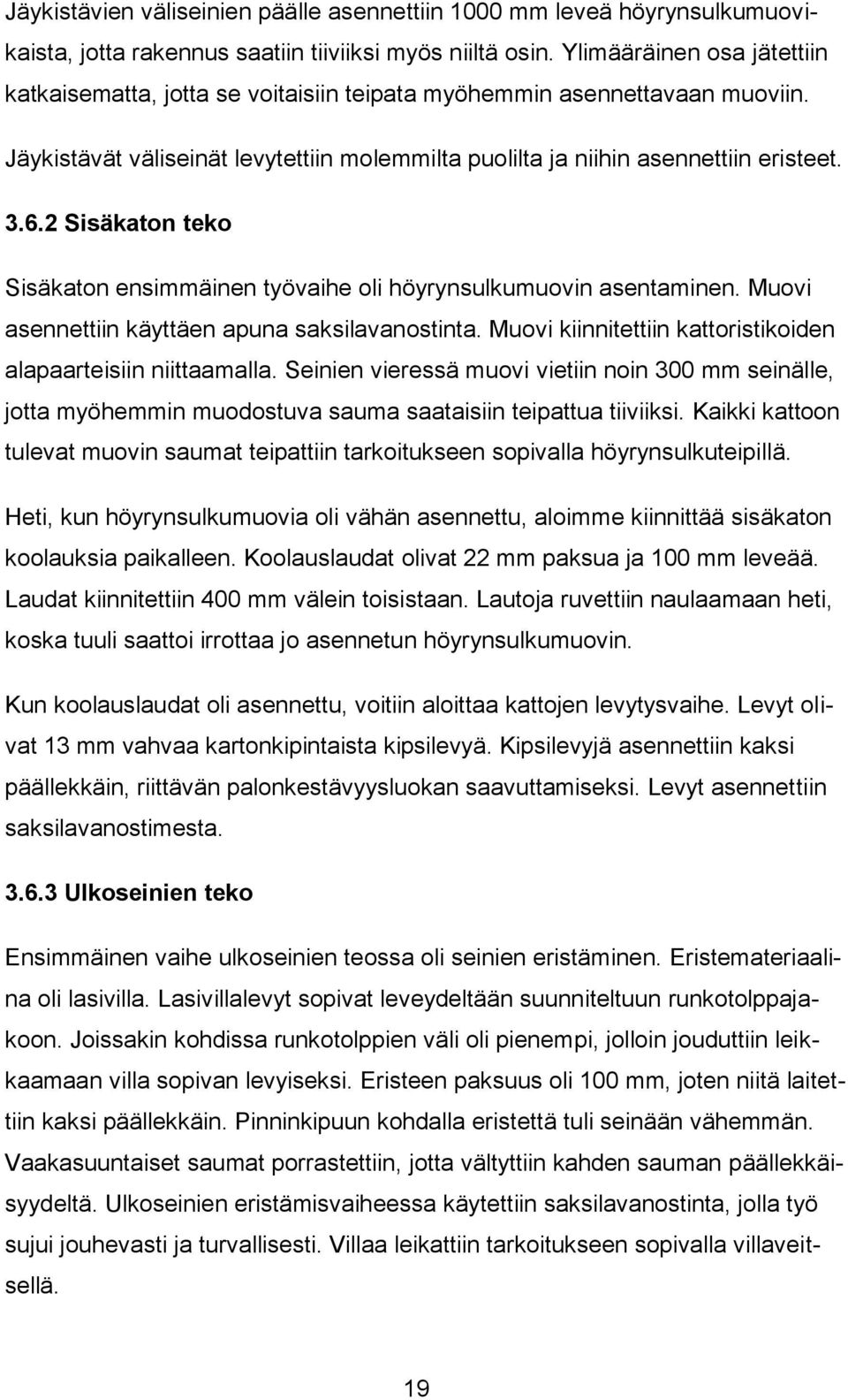 2 Sisäkaton teko Sisäkaton ensimmäinen työvaihe oli höyrynsulkumuovin asentaminen. Muovi asennettiin käyttäen apuna saksilavanostinta. Muovi kiinnitettiin kattoristikoiden alapaarteisiin niittaamalla.