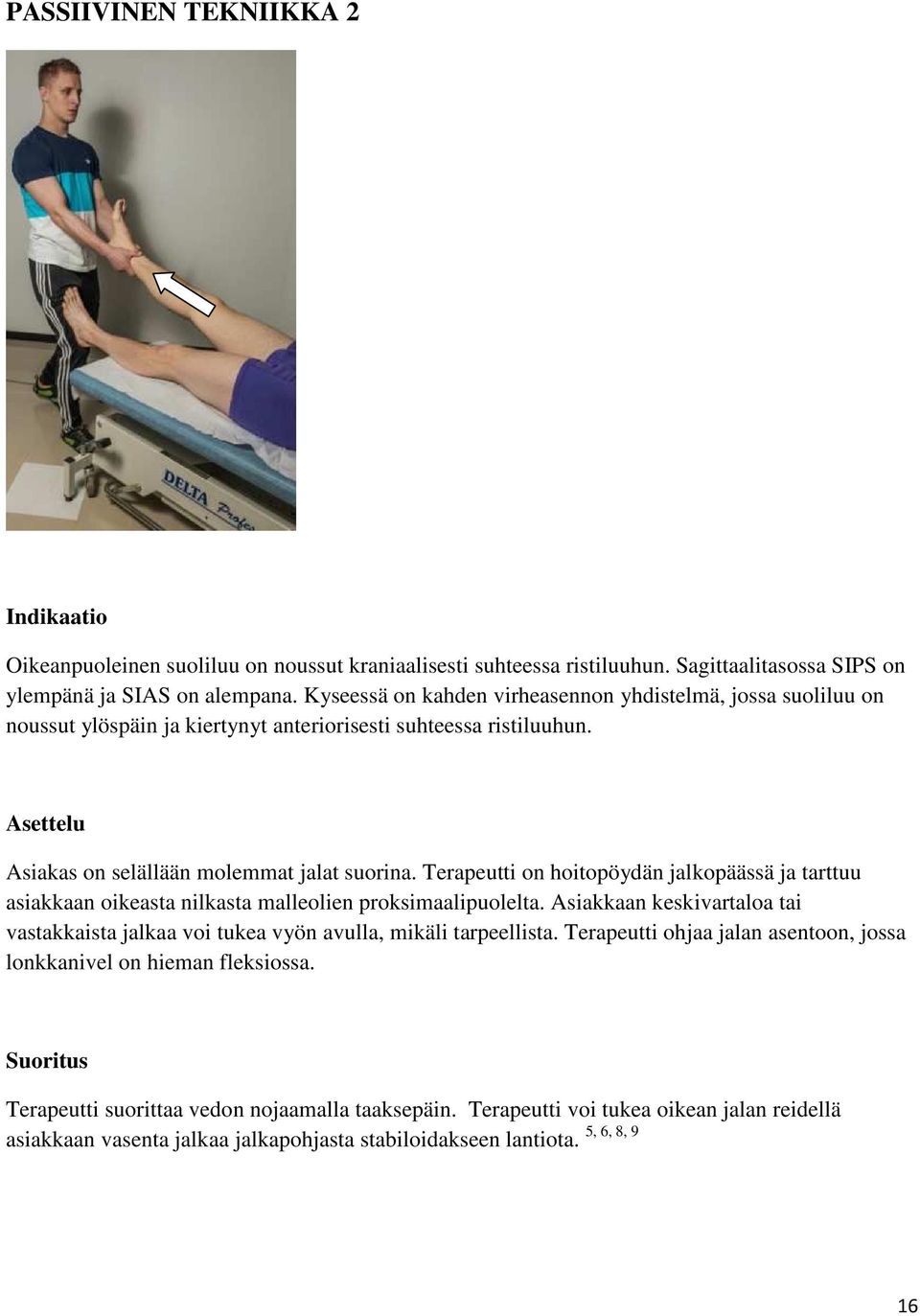 Terapeutti on hoitopöydän jalkopäässä ja tarttuu asiakkaan oikeasta nilkasta malleolien proksimaalipuolelta.