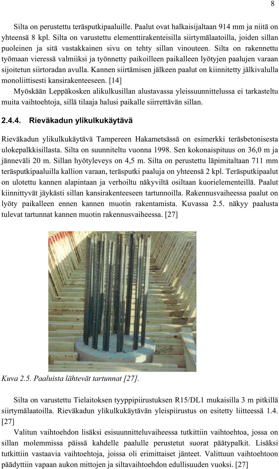 Silta on rakennettu työmaan vieressä valmiiksi ja työnnetty paikoilleen paikalleen lyötyjen paalujen varaan sijoitetun siirtoradan avulla.