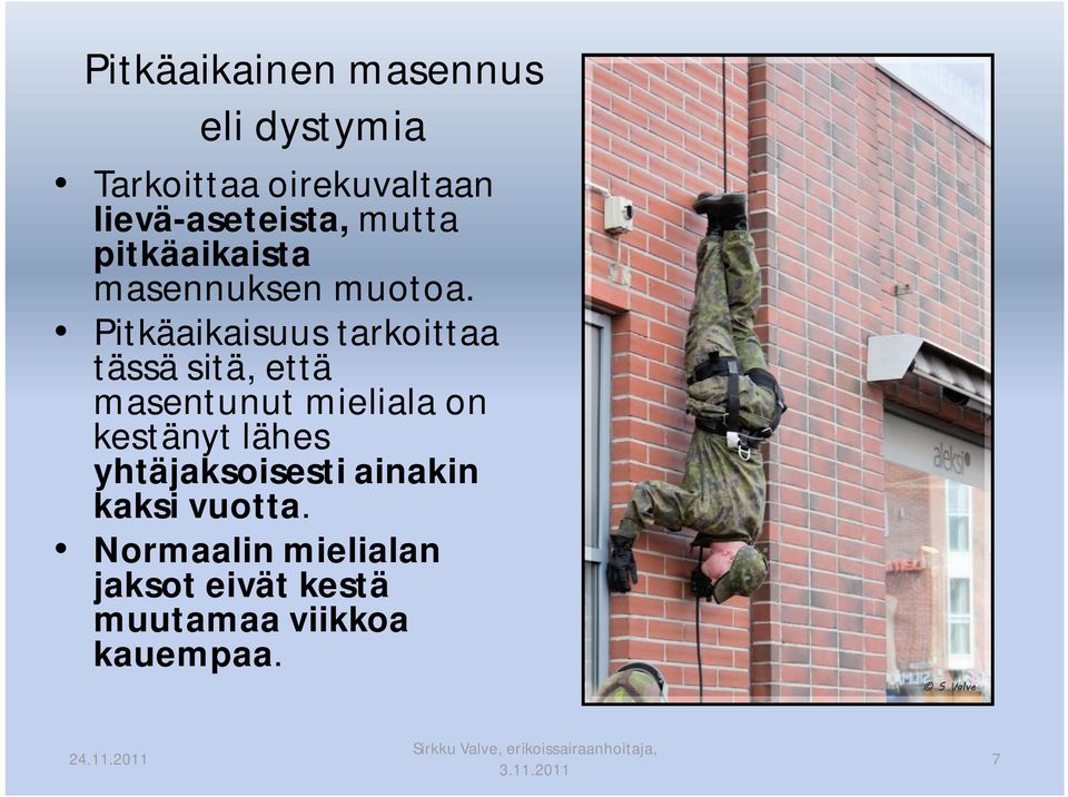 Pitkäaikaisuus tarkoittaa tässä sitä, että masentunut mieliala on kestänyt