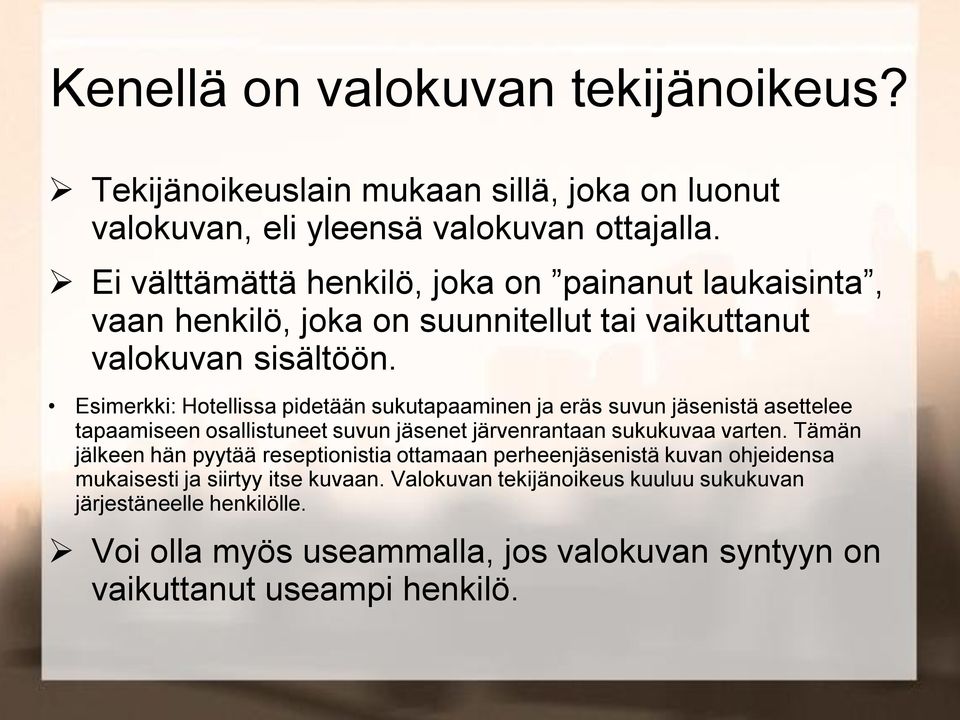 Esimerkki: Hotellissa pidetään sukutapaaminen ja eräs suvun jäsenistä asettelee tapaamiseen osallistuneet suvun jäsenet järvenrantaan sukukuvaa varten.