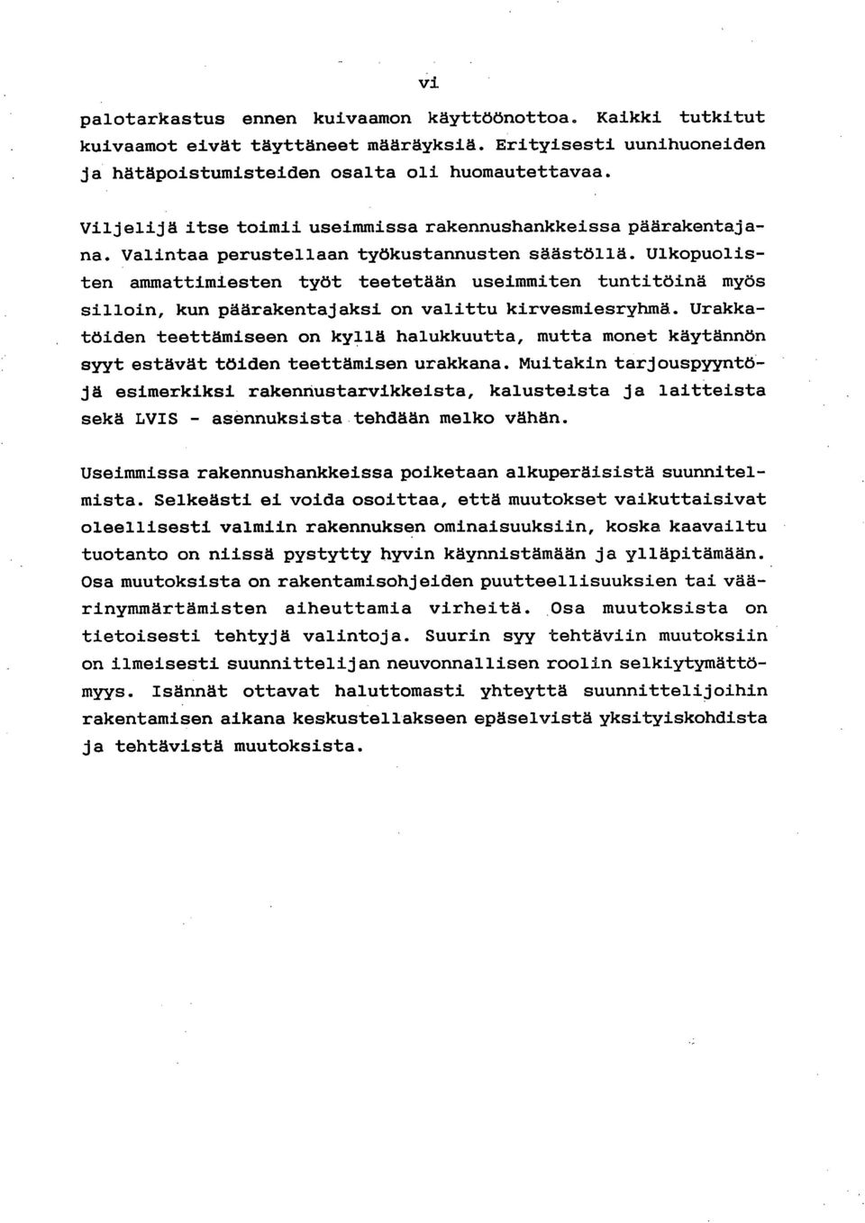 Ulkopuolisten ammattimiesten työt teetetään useimmiten tuntitöinä myös silloin, kun päärakentajaksi on valittu kirvesmiesryhmä.