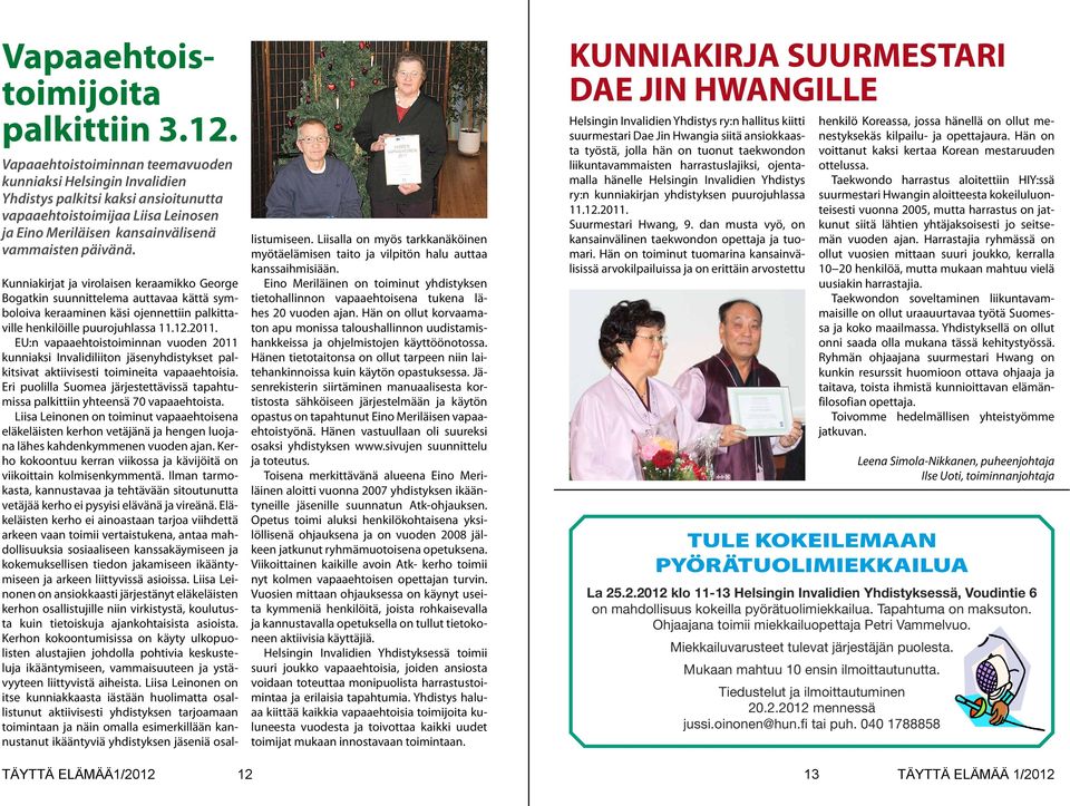 Kunniakirjat ja virolaisen keraamikko George Bogatkin suunnittelema auttavaa kättä symboloiva keraaminen käsi ojennettiin palkittaville henkilöille puurojuhlassa 11.12.2011.