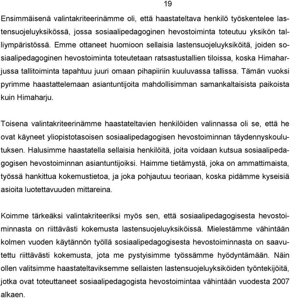 pihapiiriin kuuluvassa tallissa. Tämän vuoksi pyrimme haastattelemaan asiantuntijoita mahdollisimman samankaltaisista paikoista kuin Himaharju.