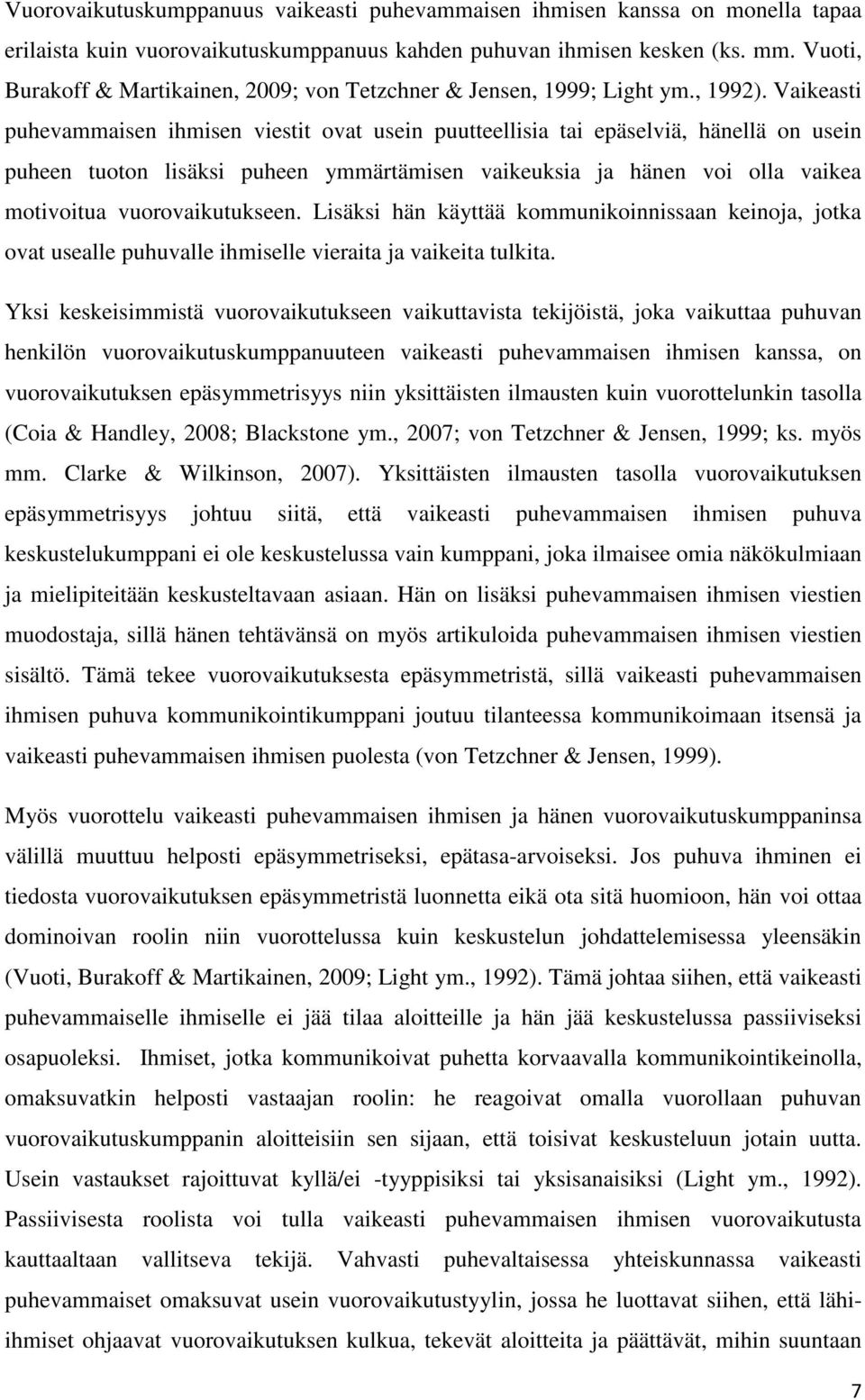 Vaikeasti puhevammaisen ihmisen viestit ovat usein puutteellisia tai epäselviä, hänellä on usein puheen tuoton lisäksi puheen ymmärtämisen vaikeuksia ja hänen voi olla vaikea motivoitua