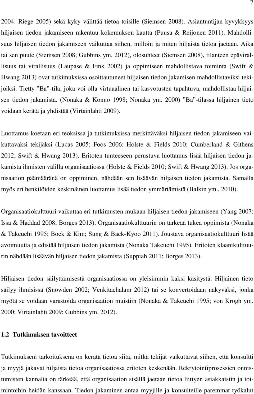 2012), olosuhteet (Siemsen 2008), tilanteen epävirallisuus tai virallisuus (Laupase & Fink 2002) ja oppimiseen mahdollistava toiminta (Swift & Hwang 2013) ovat tutkimuksissa osoittautuneet hiljaisen