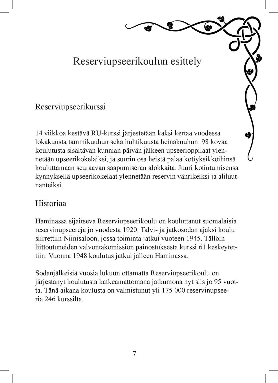 Juuri kotiutumisensa kynnyksellä upseerikokelaat ylennetään reservin vänrikeiksi ja aliluutnanteiksi.