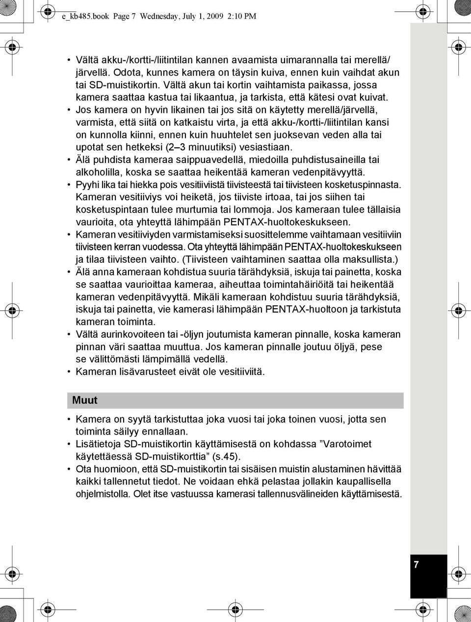 Vältä akun tai kortin vaihtamista paikassa, jossa kamera saattaa kastua tai likaantua, ja tarkista, että kätesi ovat kuivat.