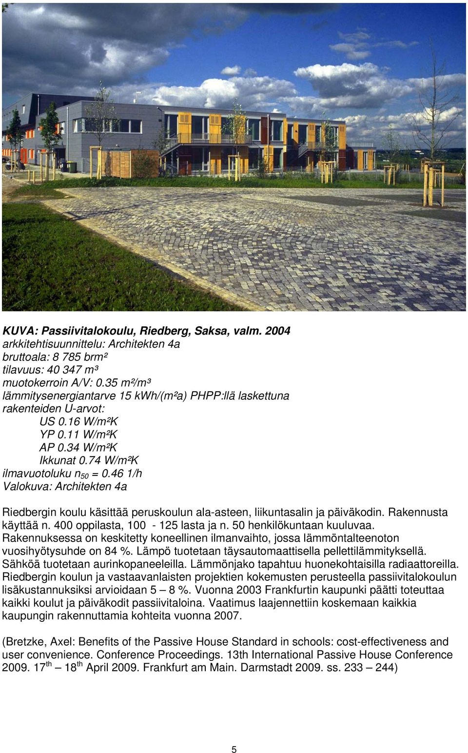 46 1/h Valokuva: Architekten 4a Riedbergin koulu käsittää peruskoulun ala-asteen, liikuntasalin ja päiväkodin. Rakennusta käyttää n. 400 oppilasta, 100-125 lasta ja n. 50 henkilökuntaan kuuluvaa.