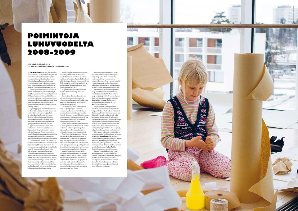 Taiteilija Sanna Karlsson-Sutisnan virittäminä opettajat rakensivat ryhmätöinä erilaisista papereista juhlapöytiä WeeGee-talon opetuspisteen käytävään.