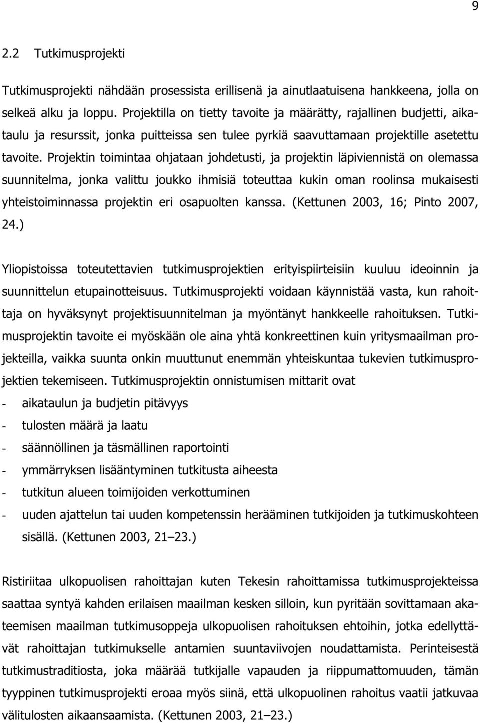 Projektin toimintaa ohjataan johdetusti, ja projektin läpiviennistä on olemassa suunnitelma, jonka valittu joukko ihmisiä toteuttaa kukin oman roolinsa mukaisesti yhteistoiminnassa projektin eri