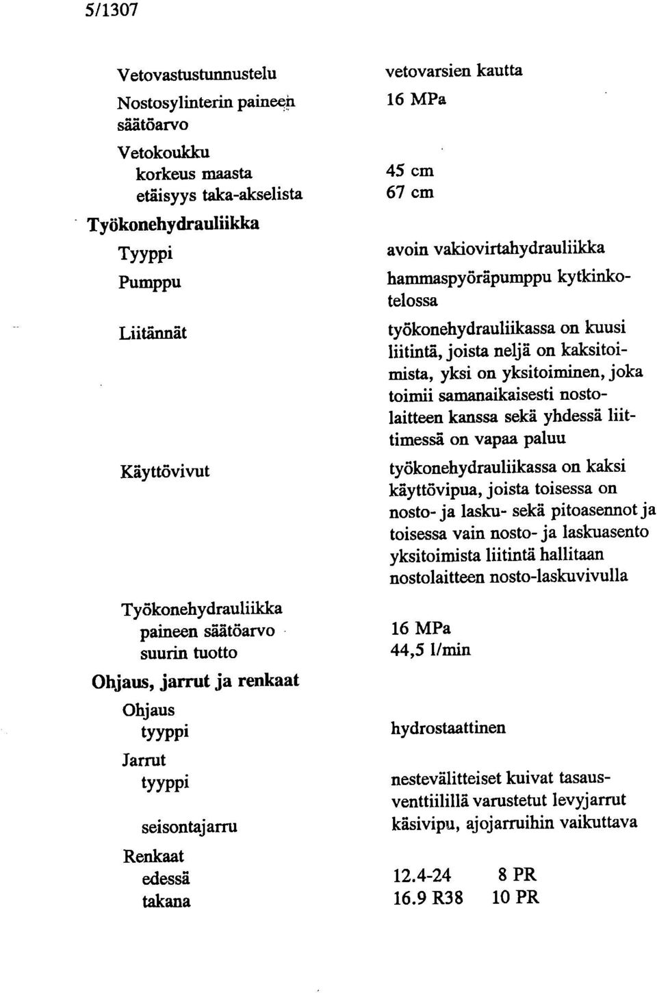 kytkinkotelossa työkonehydrauliikassa on kuusi liitintä, joista neljä on kaksitoimista, yksi on yksitoiminen, joka toimii samanaikaisesti nostolaitteen kanssa sekä yhdessä liittimessä on vapaa paluu