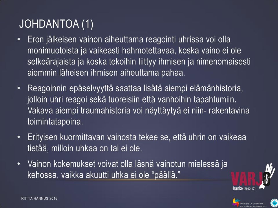 Reagoinnin epäselvyyttä saattaa lisätä aiempi elämänhistoria, jolloin uhri reagoi sekä tuoreisiin että vanhoihin tapahtumiin.