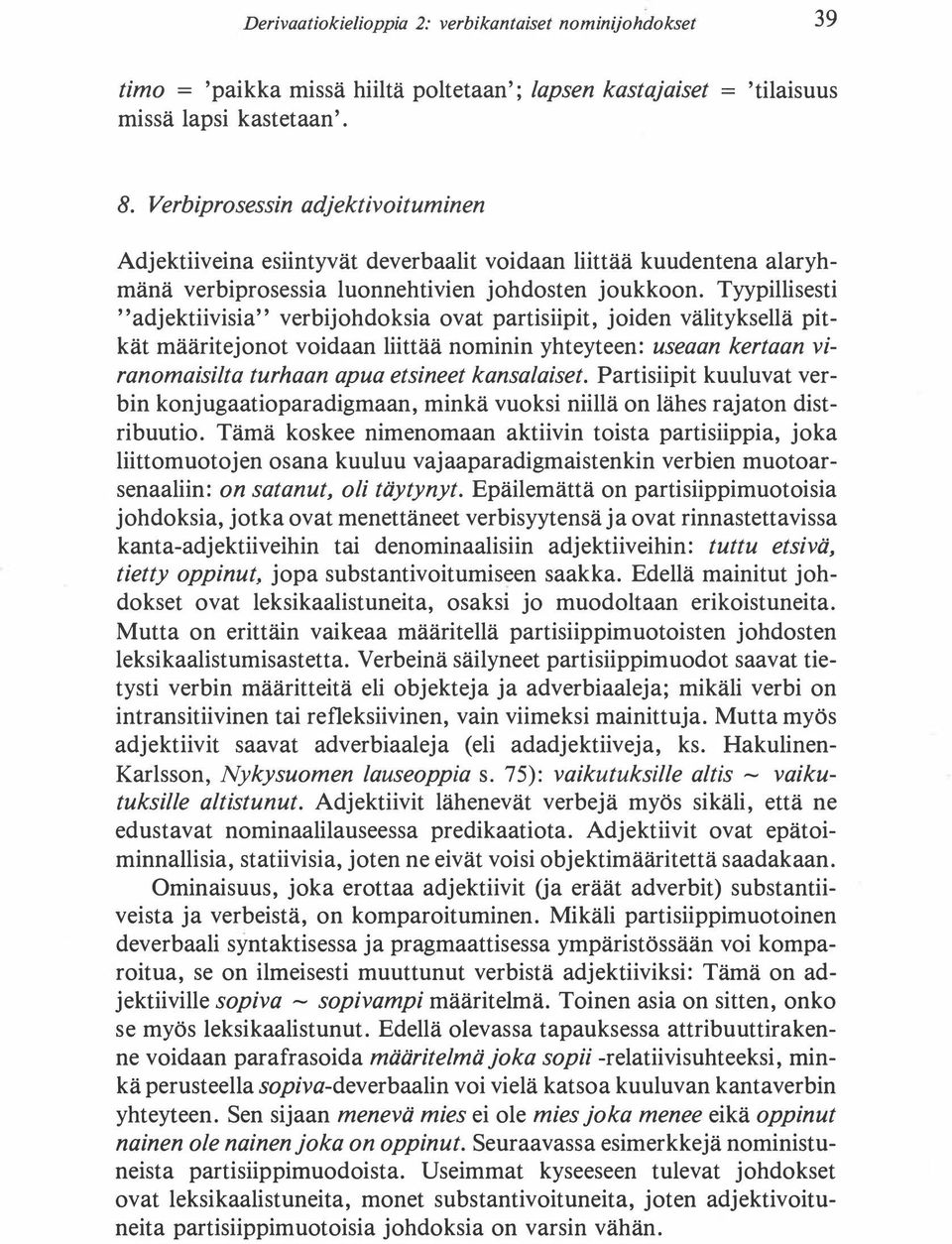 Tyypillisesti "adjektiivisia" verbijohdoksia ovat partisiipit, joiden välityksellä pitkät määritejonot voidaan liittää nominin yhteyteen: useaan kertaan viranomaisilta turhaan apua etsineet