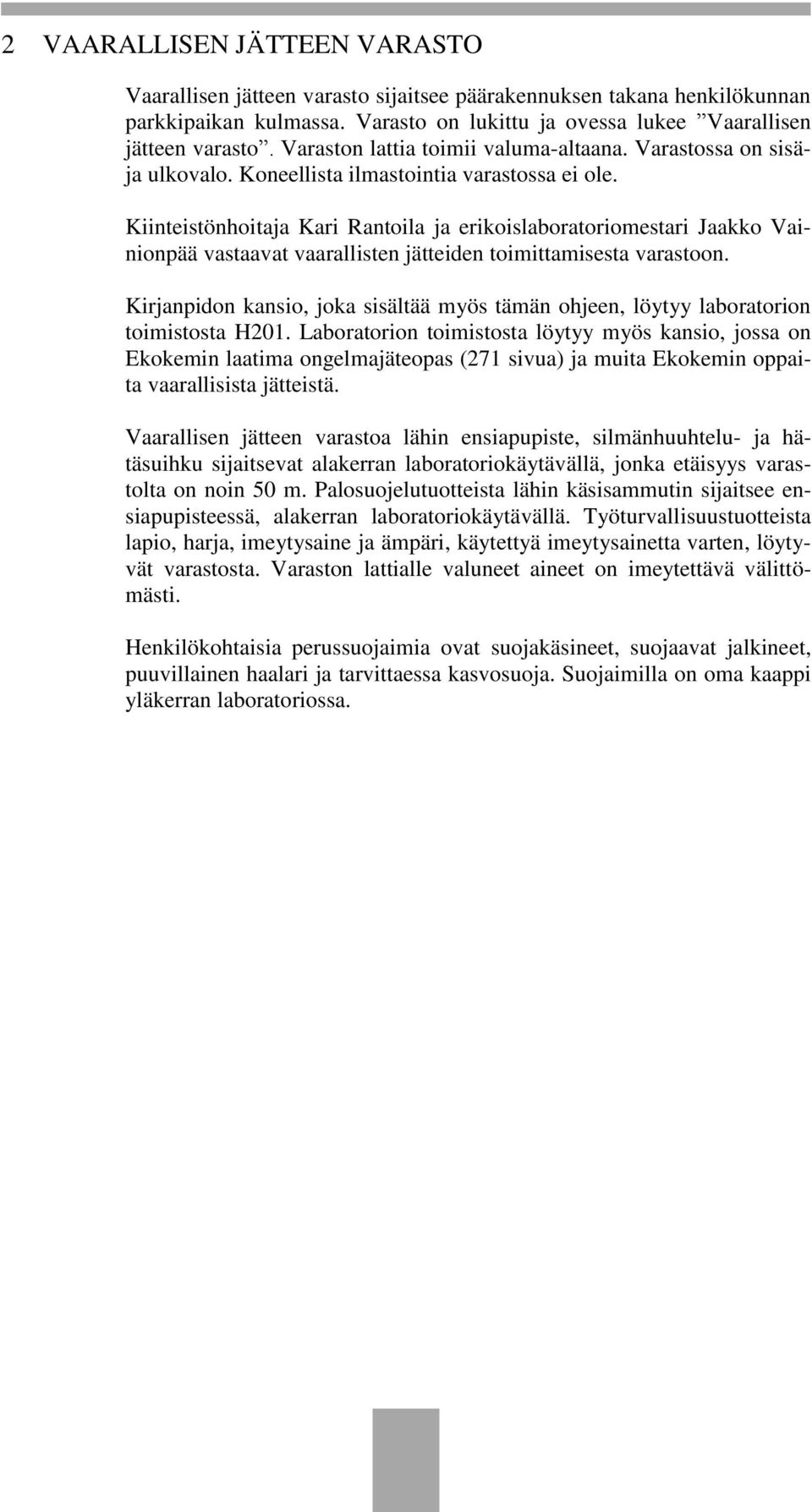 Kiinteistönhoitaja Kari Rantoila ja erikoislaboratoriomestari Jaakko Vainionpää vastaavat vaarallisten jätteiden toimittamisesta varastoon.