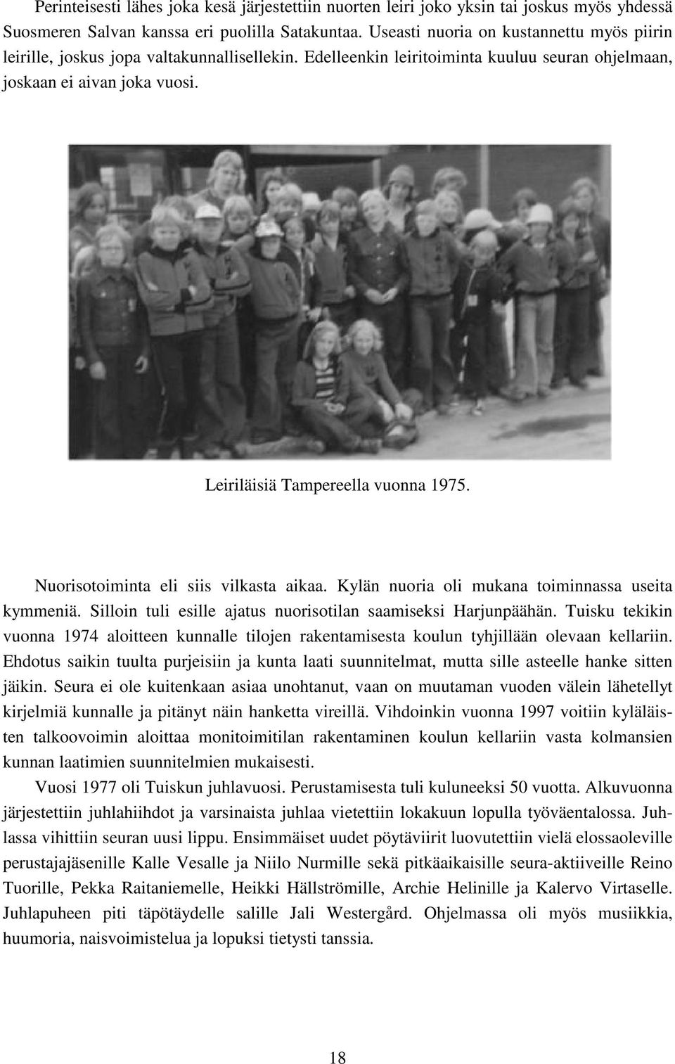 Leiriläisiä Tampereella vuonna 1975. Nuorisotoiminta eli siis vilkasta aikaa. Kylän nuoria oli mukana toiminnassa useita kymmeniä. Silloin tuli esille ajatus nuorisotilan saamiseksi Harjunpäähän.