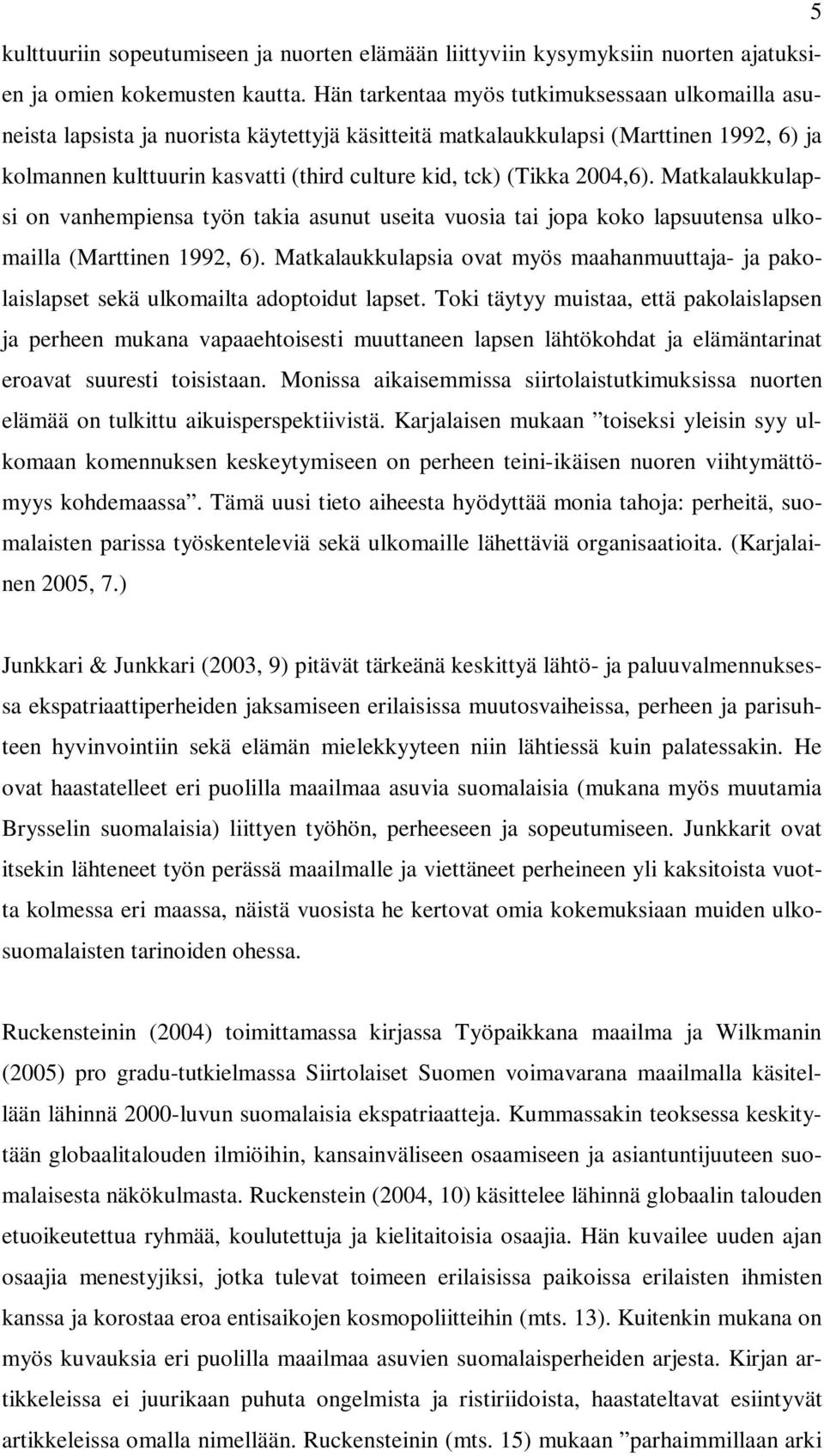 (Tikka 2004,6). Matkalaukkulapsi on vanhempiensa työn takia asunut useita vuosia tai jopa koko lapsuutensa ulkomailla (Marttinen 1992, 6).