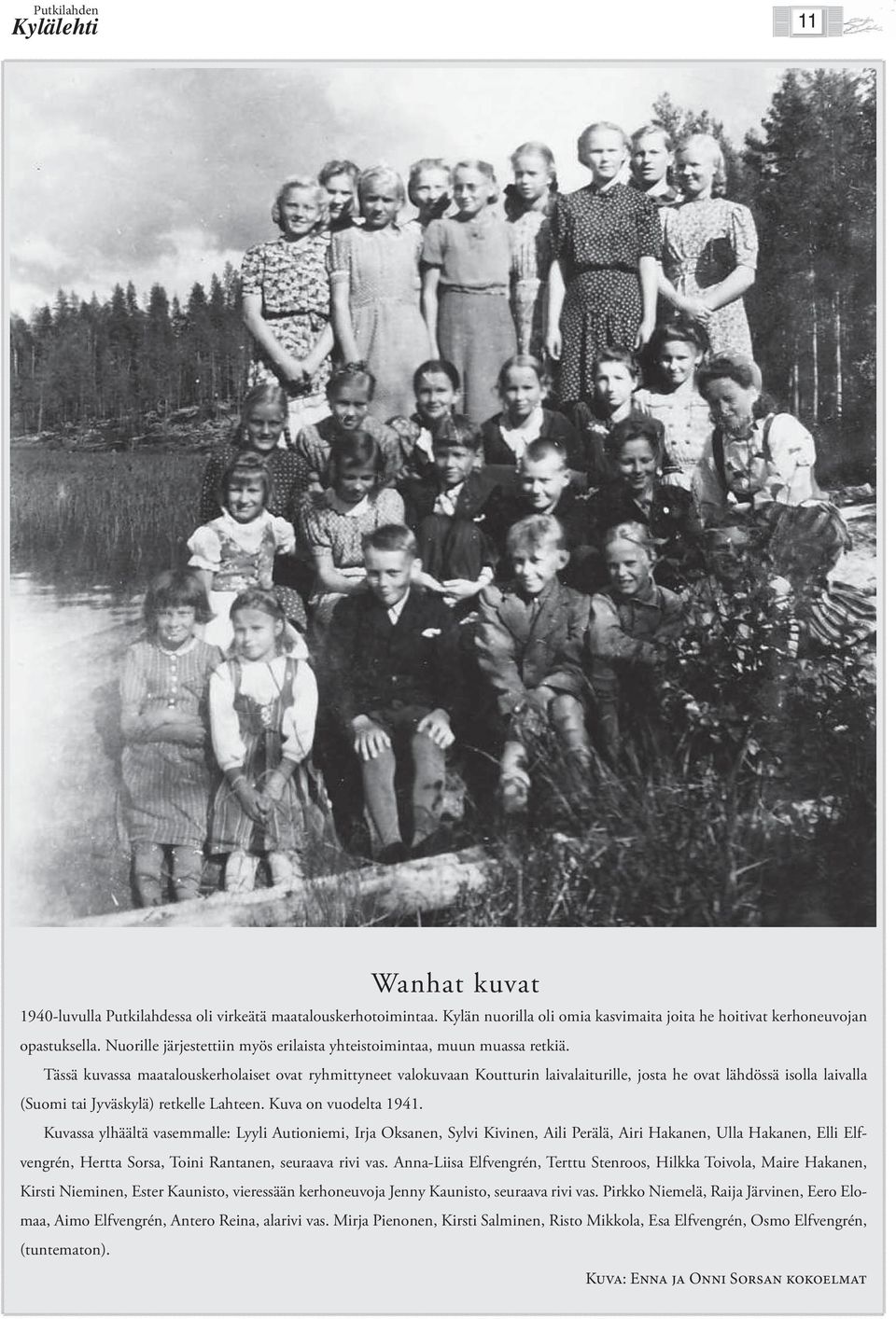 Tässä kuvassa maatalouskerholaiset ovat ryhmittyneet valokuvaan Koutturin laivalaiturille, josta he ovat lähdössä isolla laivalla (Suomi tai Jyväskylä) retkelle Lahteen. Kuva on vuodelta 1941.