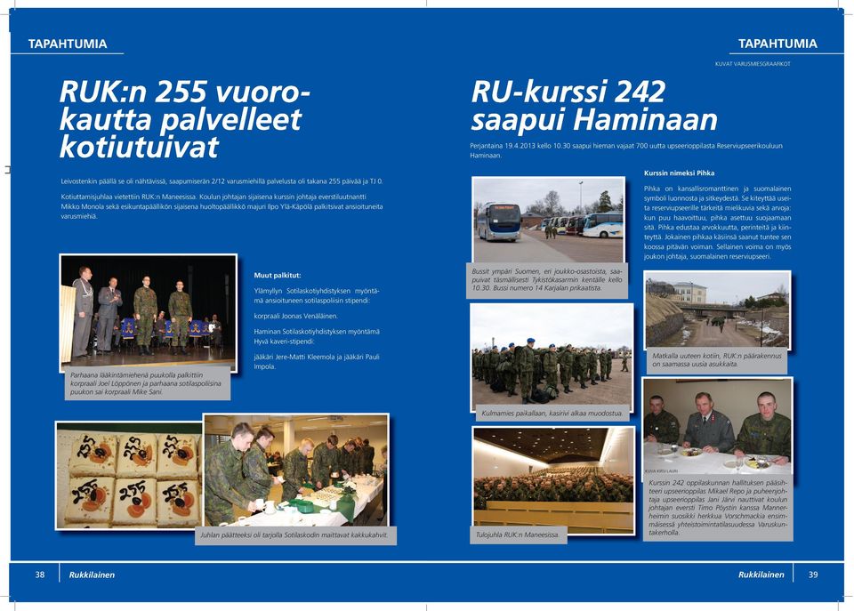 Koulun johtajan sijaisena kurssin johtaja everstiluutnantti Mikko Monola sekä esikuntapäällikön sijaisena huoltopäällikkö majuri Ilpo Ylä-Käpölä palkitsivat ansioituneita varusmiehiä.