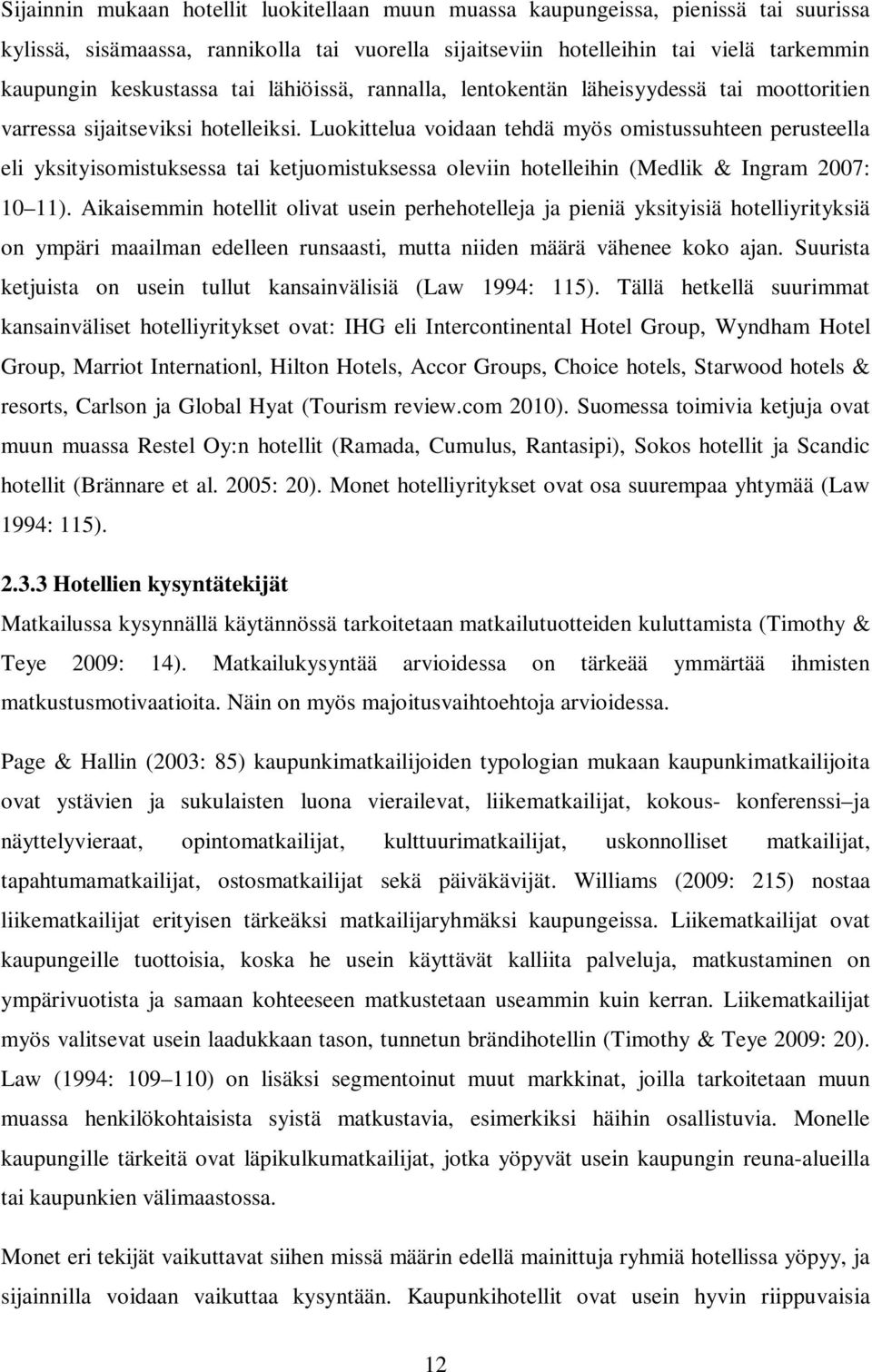 Luokittelua voidaan tehdä myös omistussuhteen perusteella eli yksityisomistuksessa tai ketjuomistuksessa oleviin hotelleihin (Medlik & Ingram 2007: 10 11).