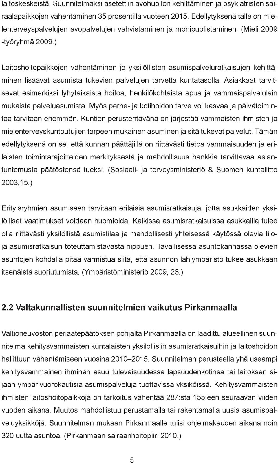 ) Laitoshoitopaikkojen vähentäminen ja yksilöllisten asumispalveluratkaisujen kehittäminen lisäävät asumista tukevien palvelujen tarvetta kuntatasolla.