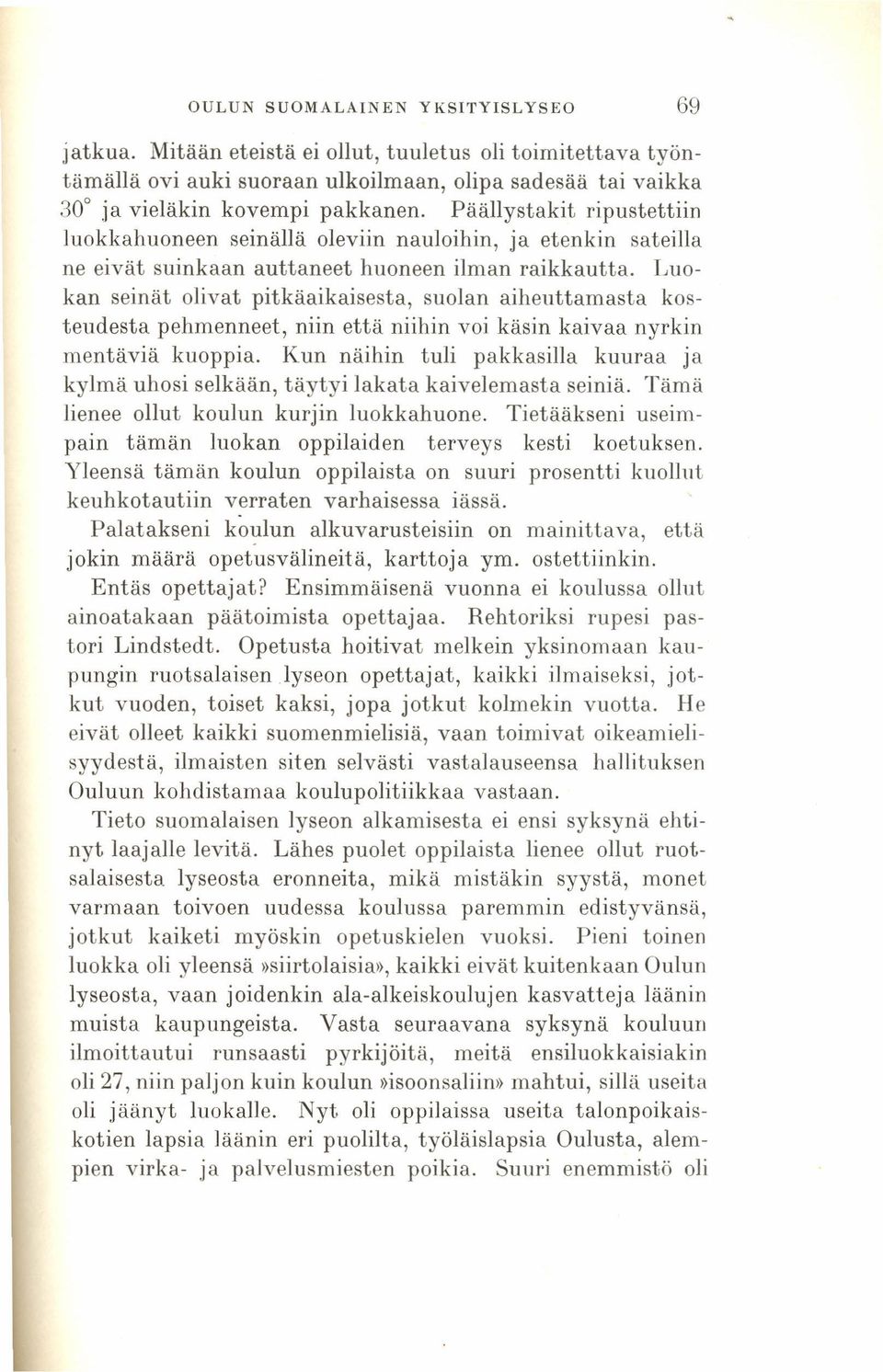 Luokan seinät olivat pitkäaikaisesta, suolan aiheuttamasta kosteudesta pehmenneet, niin että niihin voi käsin kaivaa nyrkin mentäviä kuoppia.