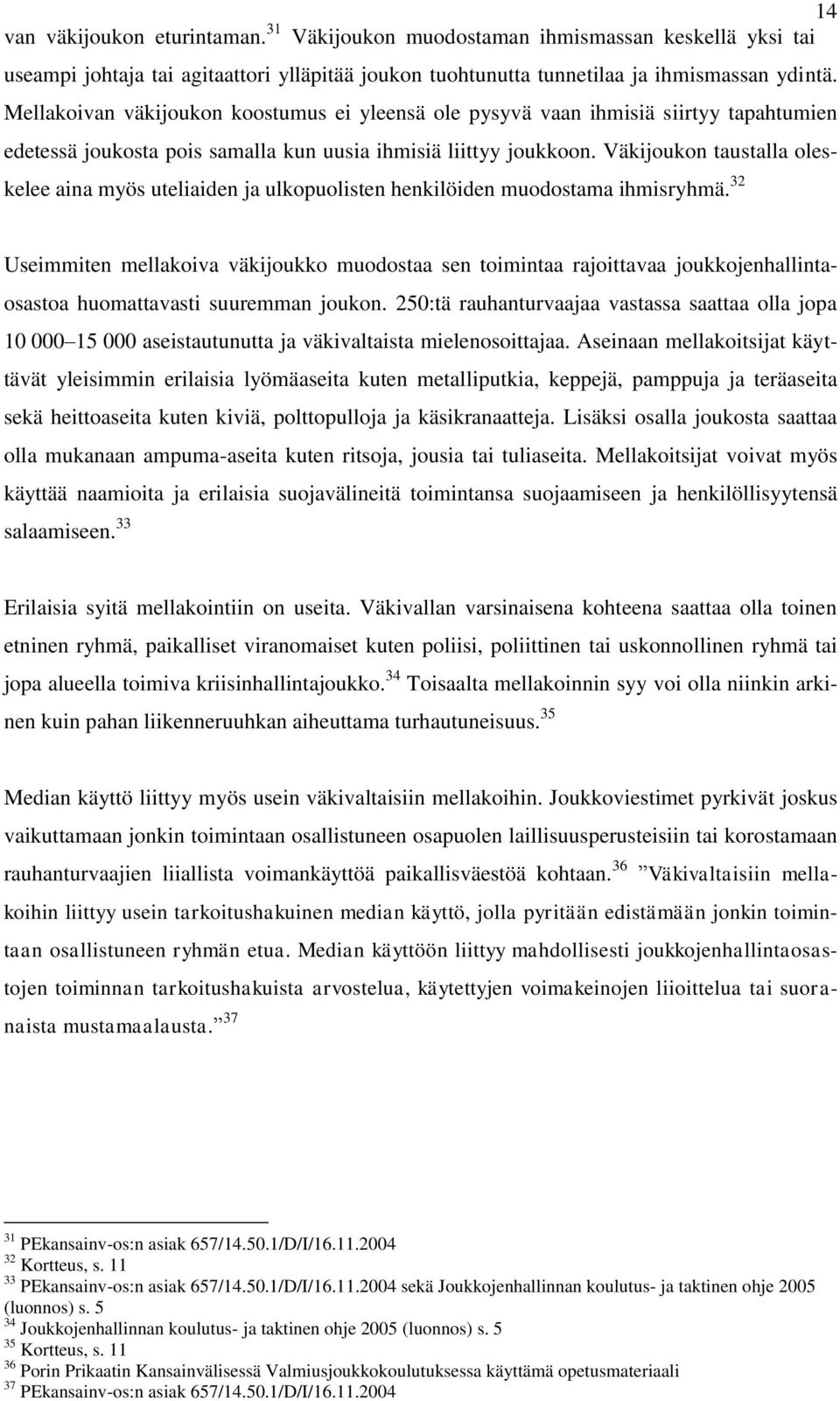 Väkijoukon taustalla oleskelee aina myös uteliaiden ja ulkopuolisten henkilöiden muodostama ihmisryhmä.